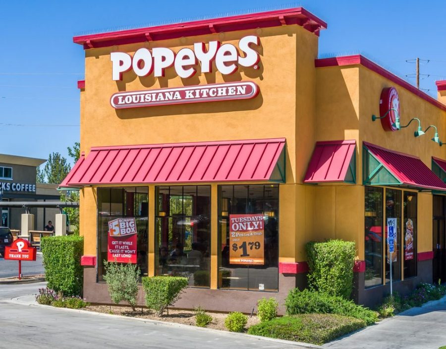 Popeyes+Louisiana+Kitchen+exterior.+Popeyes+Louisiana+Kitchen+is+an+American+chain+of+fried+chicken+fast+food+restaurants.