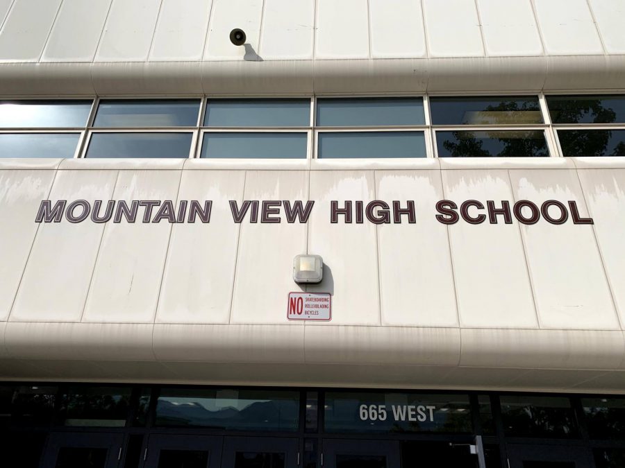 The entrance to Mountain View High School.