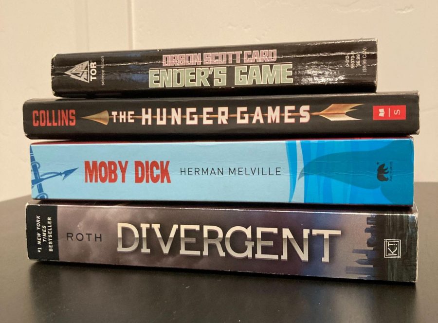 From+bottom+to+top%2C+books+Divergent%2C+Moby+Dick%2C+The+Hunger+Games+and+Enders+Game+are+displayed.